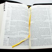 Библия с комментариями из Брюссельской Библии. 047 DCZTI (черный, кожа, зо, кр. указ., молния)