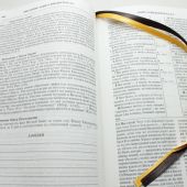 Библия с комментариями. «Полноценная жизнь» (черная, кожаный переплет, золотой обрез)