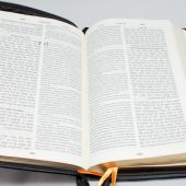 Библия на еврейском и современном русском языках 077Z (черная, кожа, молния, фиксированная кнопка)