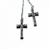 Кулон из металла со стразами «2 креста в мелких стразах, с узлом на цепочке, под серебро»