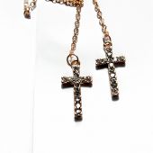 Кулон из металла со стразами «2 креста в мелких стразах, с узлом на цепочке, под золото»