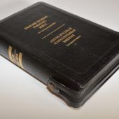 Библия англо-русская параллельная (черная, с замком на кнопке и индексами, кожа, зол.обрез)