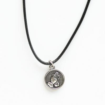 Кулон металлический на шнурке миниатюрный под серебро Руки молящегося в медальоне
