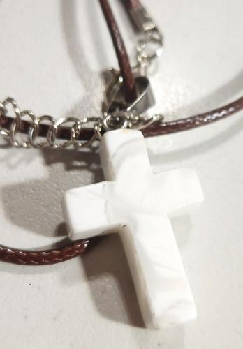 Кулон на шнурке — Крест из камня (белый мрамор)