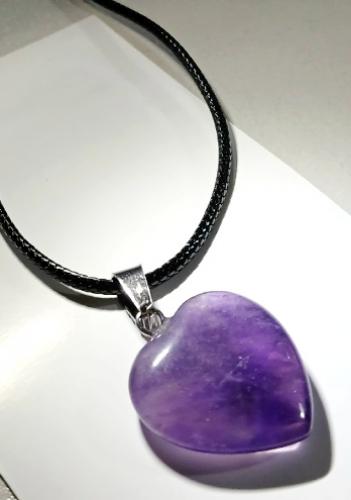 Кулон на шнурке&nbsp;&mdash; Сердце из камня