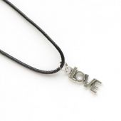 Кулон металлический на шнурке под серебро вырубная надпись «Love»