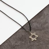 Кулон металлический на шнурке под серебро Звезда Давида с полой серединкой и залитыми лучами
