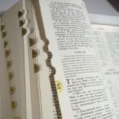 Библия каноническая 085tig черный перепл. (золотой. обр., краевые.указатели в подарочном футляре)