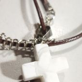 Кулон на шнурке — Крест из камня (белый мрамор)