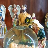 Композиция Рождество. Три фигурки на основании. Младенец в стеклянном шаре. Керамика