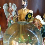 Композиция Рождество. Три фигурки на основании. Младенец в стеклянном шаре. Керамика