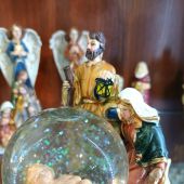 Композиция Рождество. Три фигурки на основании. Младенец в стеклянном шаре. Керамика