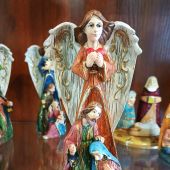 Композиция Рождество «Под кровом ангела в красном» (B) 7Х5Х14 см. Керамика