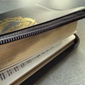 Библия каноническая 055z (черный пятнист переплёт. кожа, на молнии, золотой обрез, дизайн)26055-8