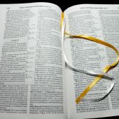 Библия с комментариями. «Полноценная жизнь» (белая, кожаный переплет, золотой обрез)