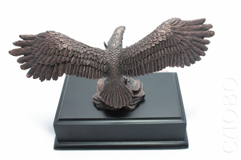 Ручной орел купить. Статуэтка Орел. Статуя орла. Скульптуры Орлов.