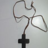 Крест деревянный на шнурке
