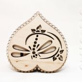 Шкатулка деревянная малая в форме сердца (Источник)