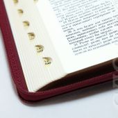 Библия каноническая 055 zti (бордо, орнамент из цветов по периметру, золотой обрез, индексы)
