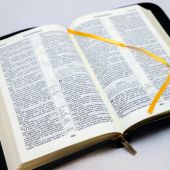 Библия каноническая 077 Z (черный кожаный переплет, золотые волны, золотой обрез, на молнии)