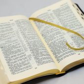 Библия каноническая 057 MTiG (черный Халип, гибкий переплет, золотой обрез, краевые указатели)